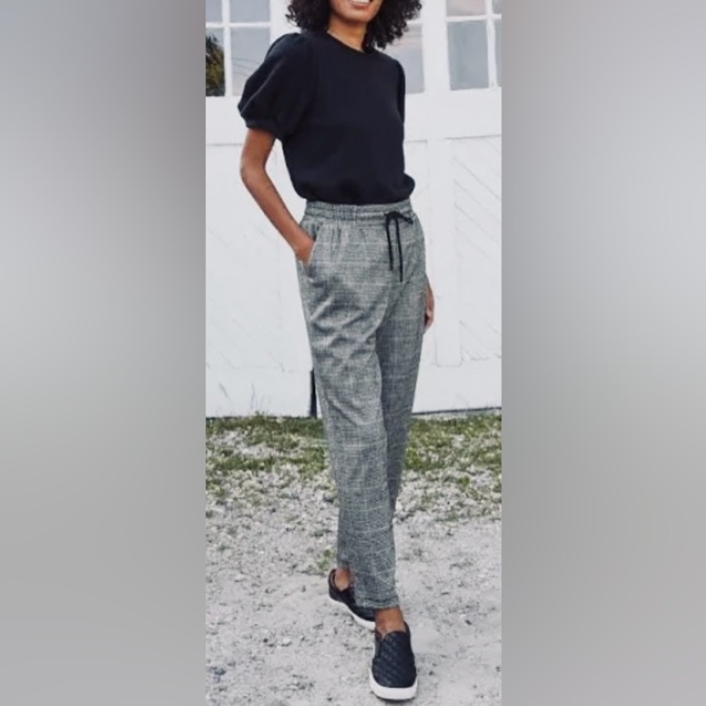 a New Day Women's Gray and Black Plaid Pants
Size Small